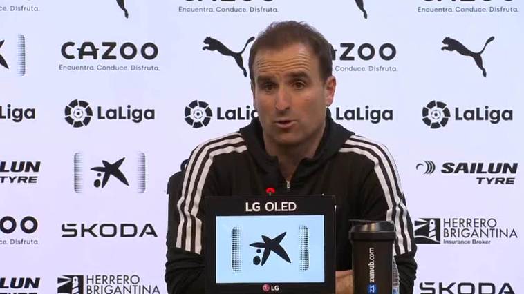 El entrenador del Osasuna reconoce haber hecho "un partido flojo" y el del Valencia "hacer muchas cosas bien"