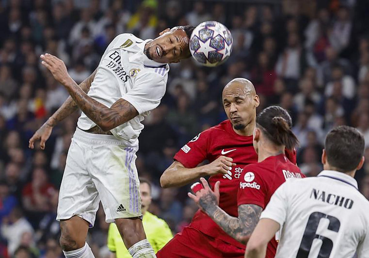 Militao cabecea un balón en el Real Madrid vs Liverpool