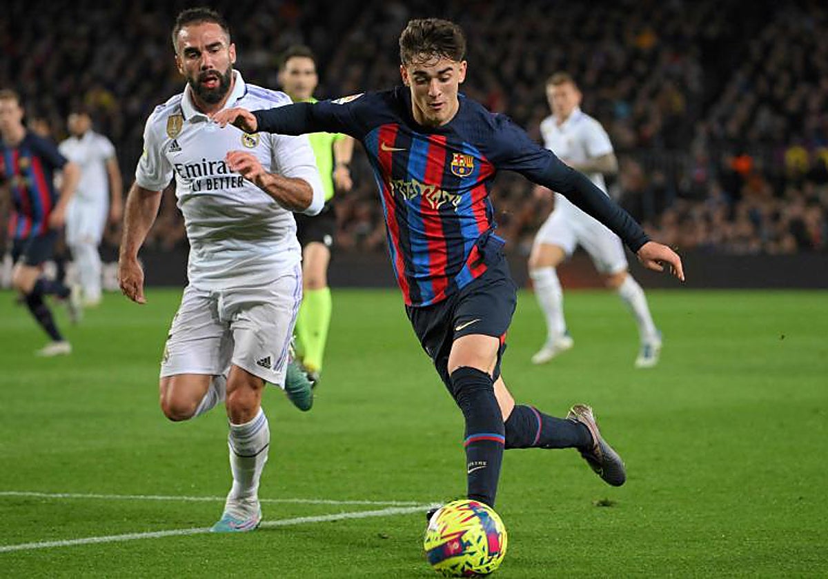 Gavi controla el balón ante Carvajal