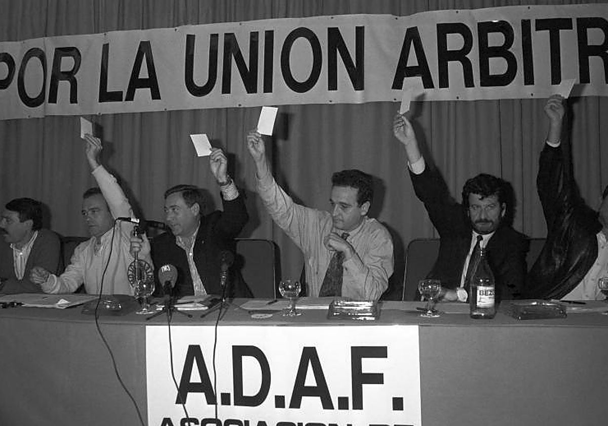 Enríquez Negreira, en una reunión sindical de árbitros en 1990