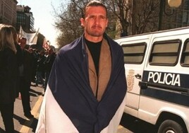 Mijatovic, envuelto en una bandera yugoslava en una concentración ante la Embajada de EE.UU en 1999