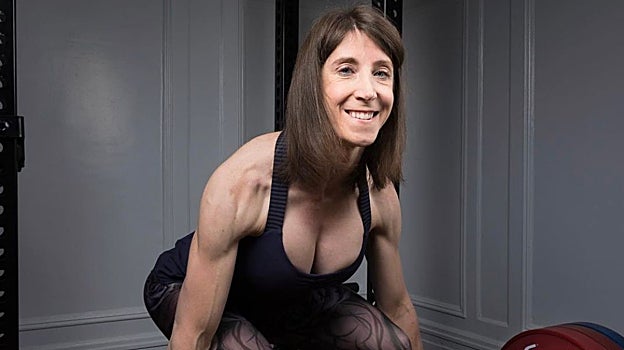 Tiffany levantando pesas