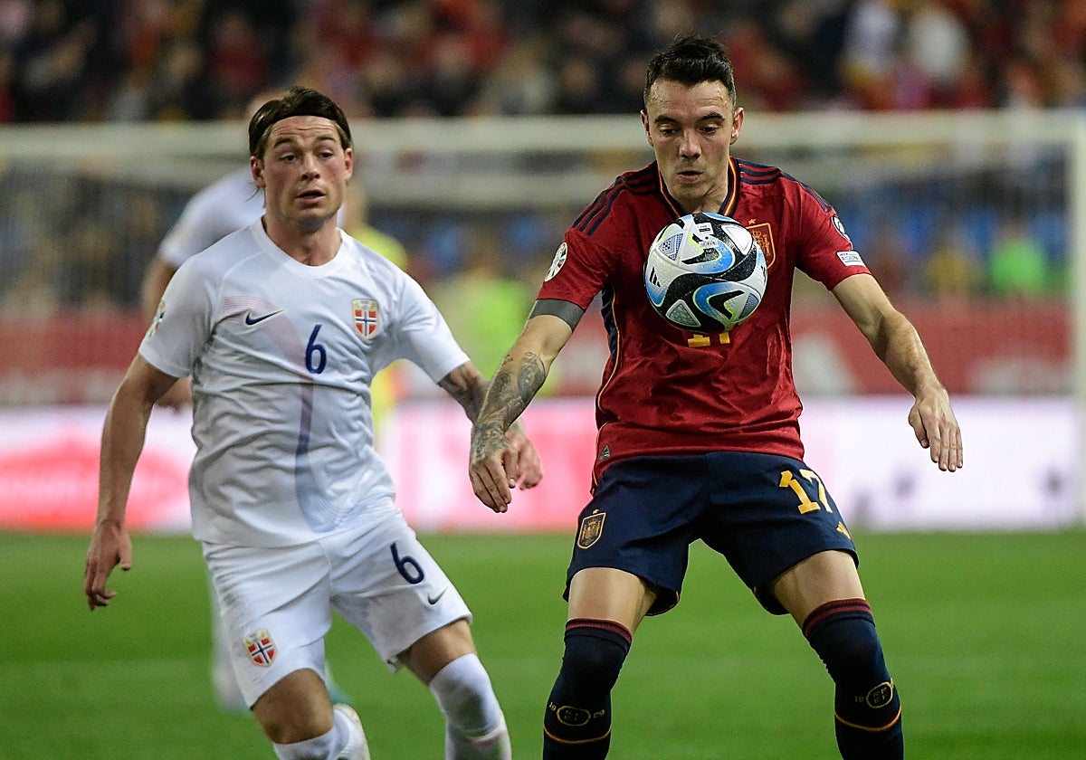 Aspas intenta controlar el balón en el partido ante Noruega