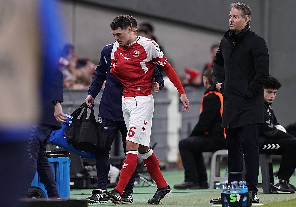 Christensen, tras lesionarse en el partido contra Finlandia