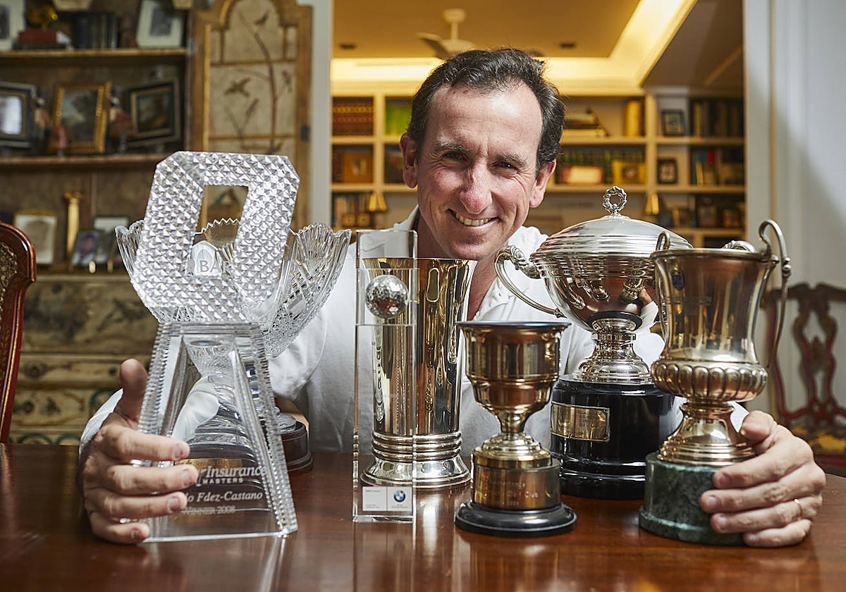 Fernández-Castaño posa para ABC con sus títulos