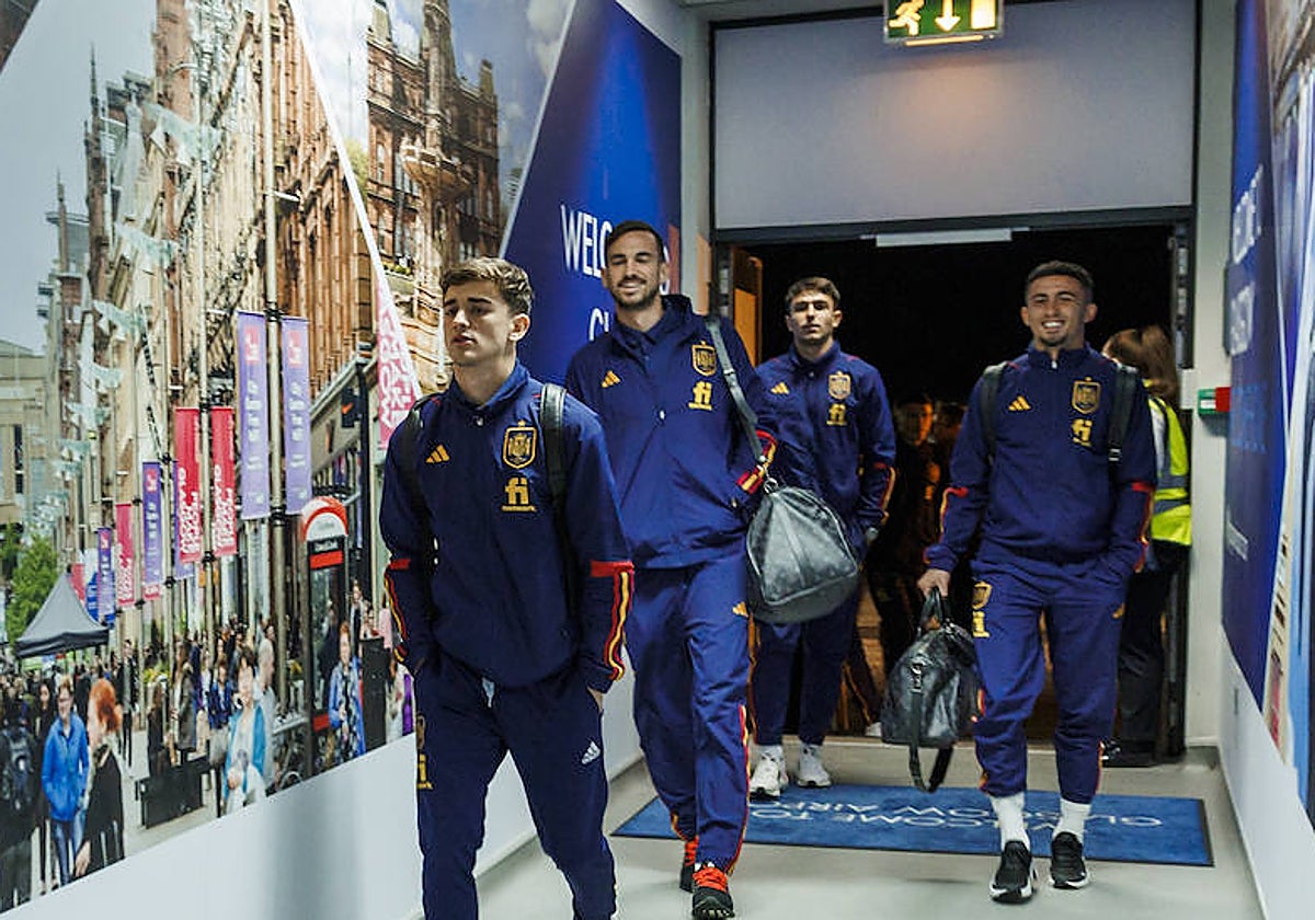 Los jugadores de la selección, a su llegada a Glasgow