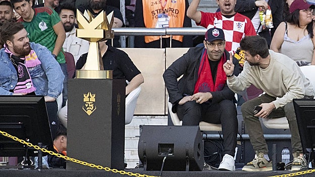 Ibai Llanos y Piqué, con el trofeo de la Kings League