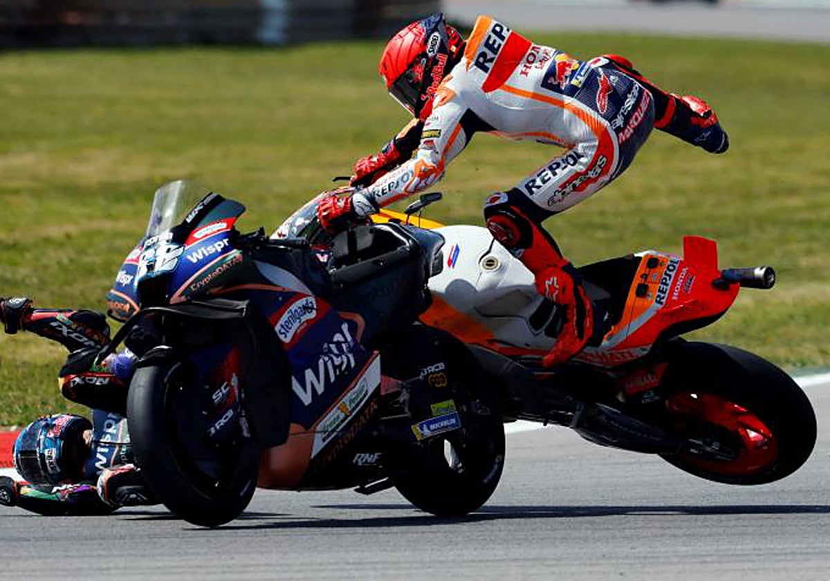 Momento en el que el Márquez choca con Miguel Oliveira en el GP de Portugal