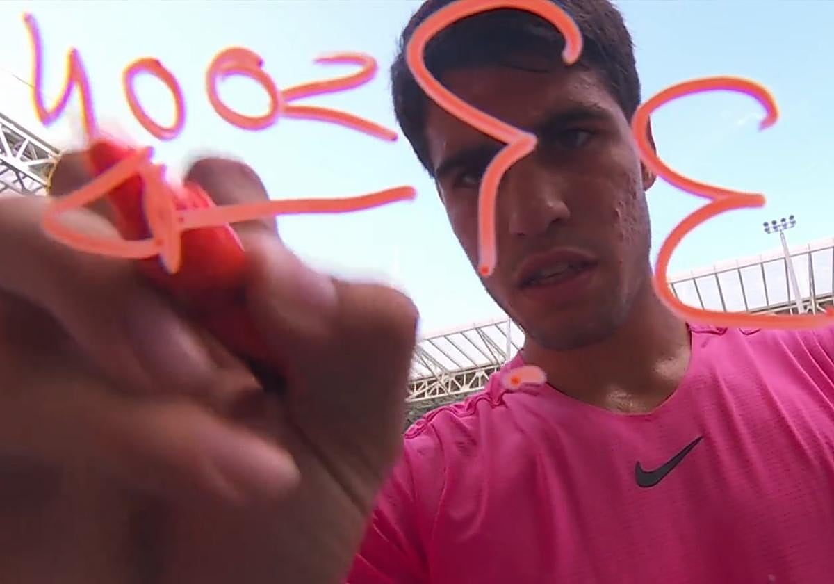 Carlos Alcaraz escribe el '33' en la cámara