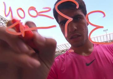 El gesto de Alcaraz con la '33' de Alonso tras ganar en Miami y la genial respuesta del piloto: «Encierren a este hombre»