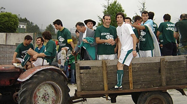 Celebración de la SD Negreira en la temporada del ascenso a Segunda B