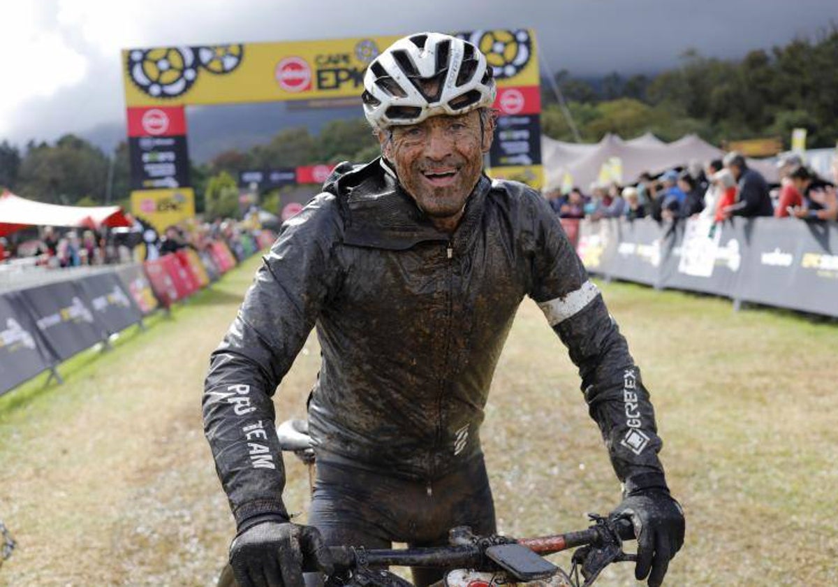 Luis Enrique, participando en Sudáfrica en una prueba de montain bike