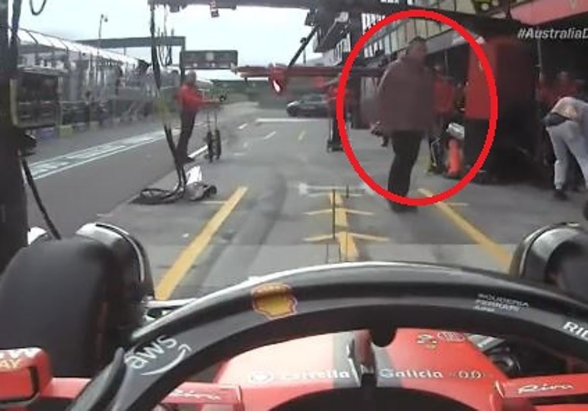 El momento en el que un espontáneo aparece en el box de Ferrari