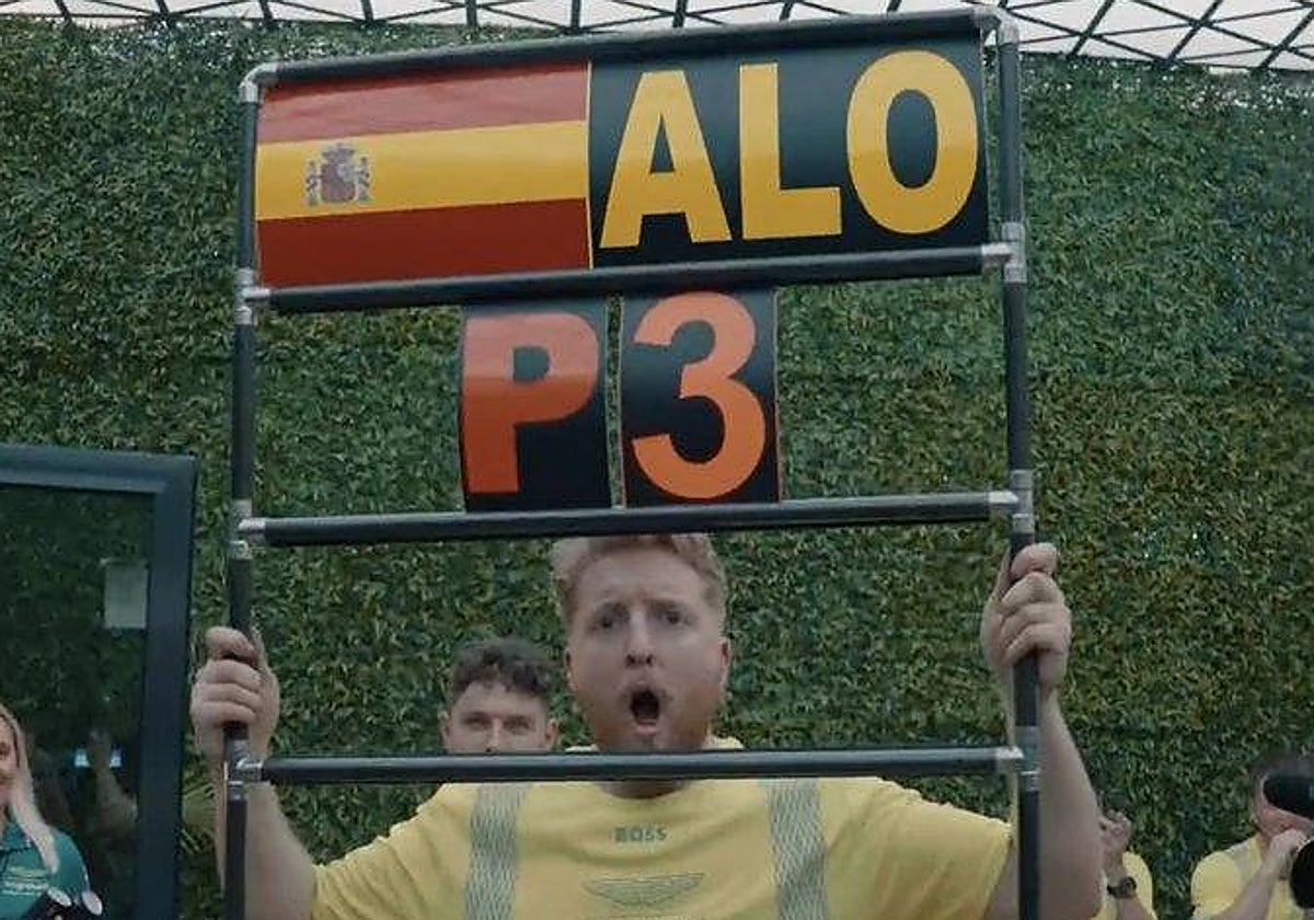 Matt Watson, con un cartel podio de Alonso