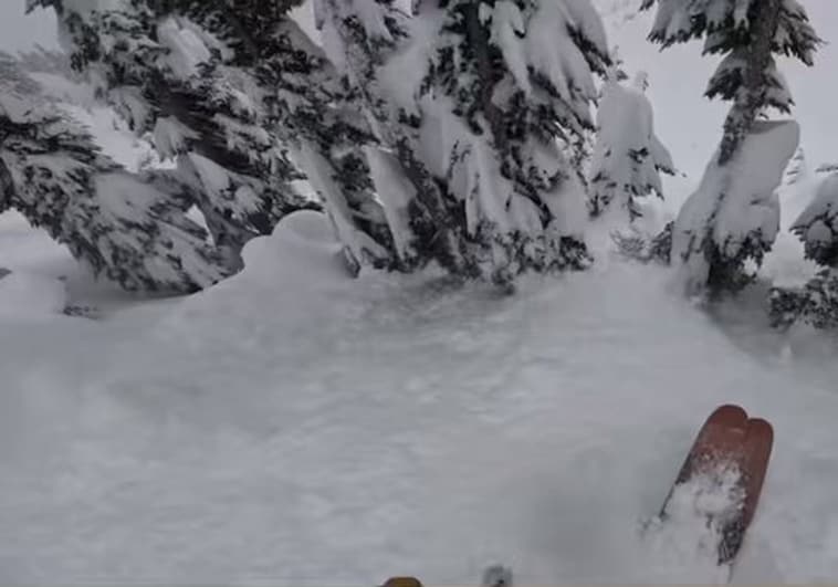 Angustioso rescate de un esquiador sepultado en la nieve