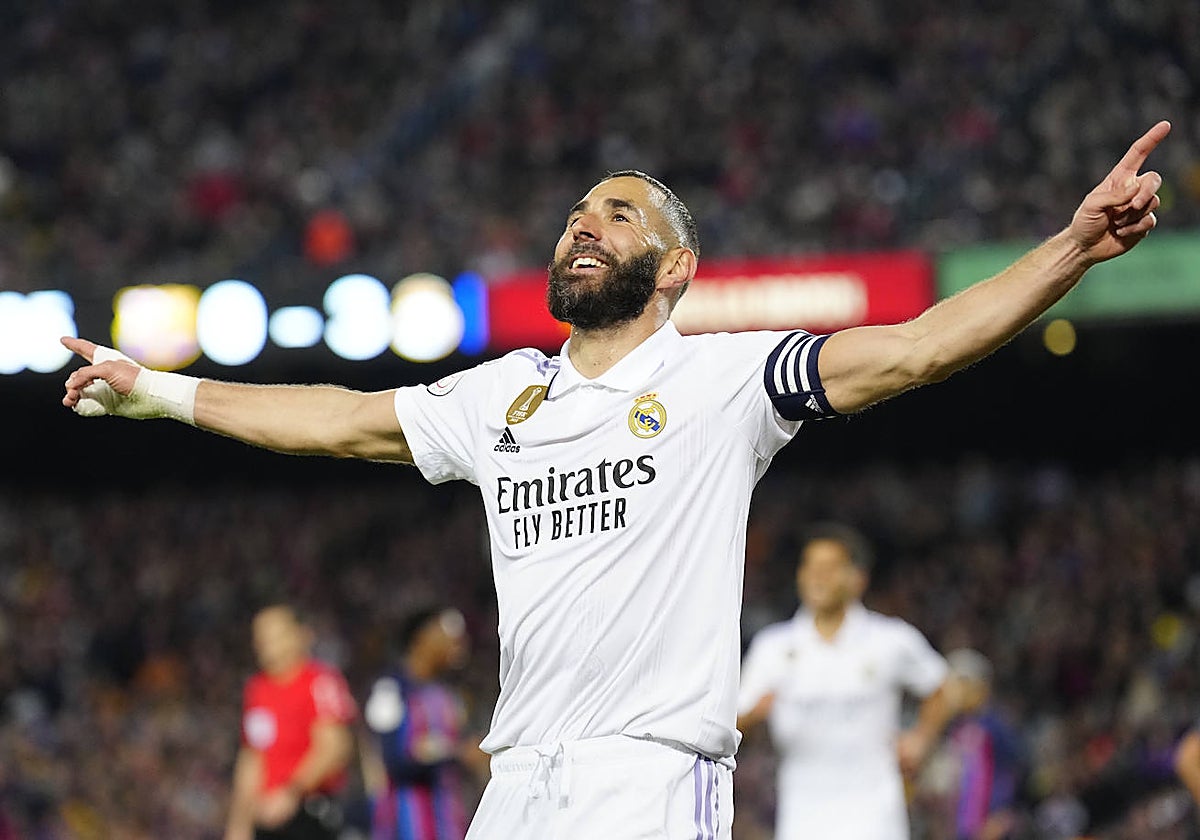 Benzema celebra uno de sus tres goles en el Camp Nou