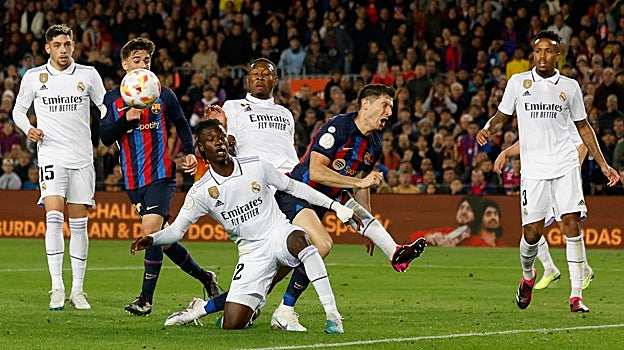 Camavinga le arrebata un balón de gol a Lewandowski