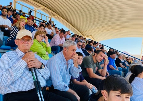 Imagen secundaria 1 - El equipo que entrena Emilio Tienza ha ilusionado a Olivenza, una preciosa población de poco menos de 12.000 habitantes que cada fin de semana arropa a sus jugadores