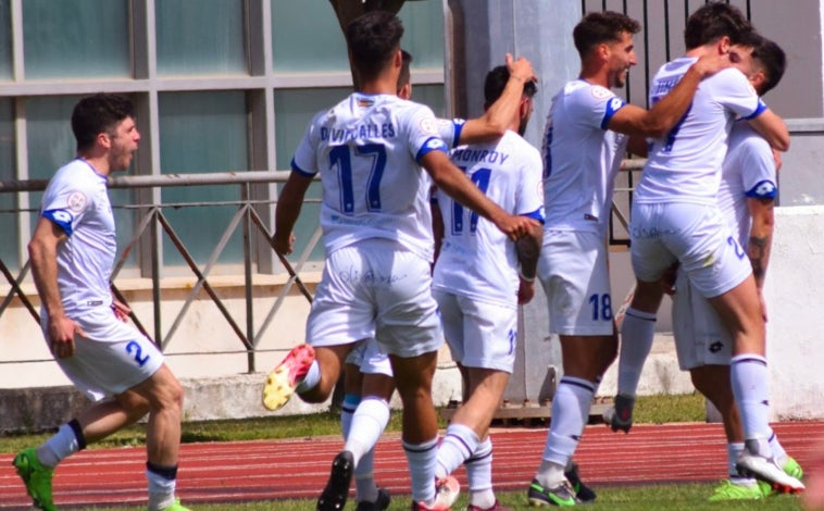 Imagen principal - El equipo que entrena Emilio Tienza ha ilusionado a Olivenza, una preciosa población de poco menos de 12.000 habitantes que cada fin de semana arropa a sus jugadores