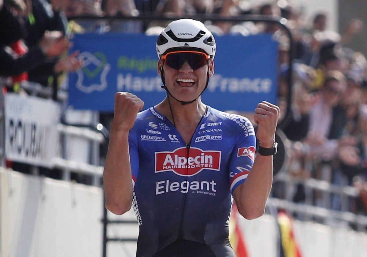 Van der Poel celebra su victoria en el velódromo