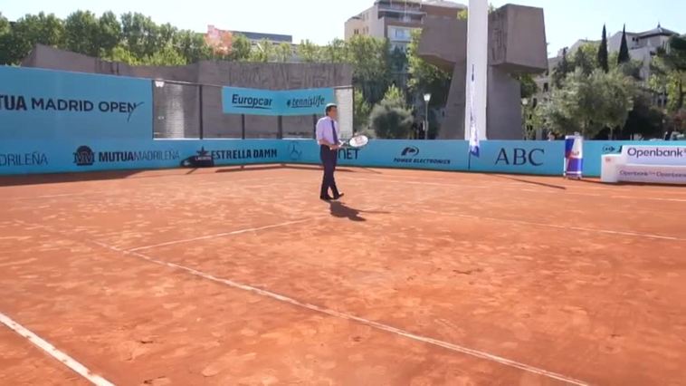 El alcalde de Madrid juega un partido de tenis contra Feliciano López en Colón