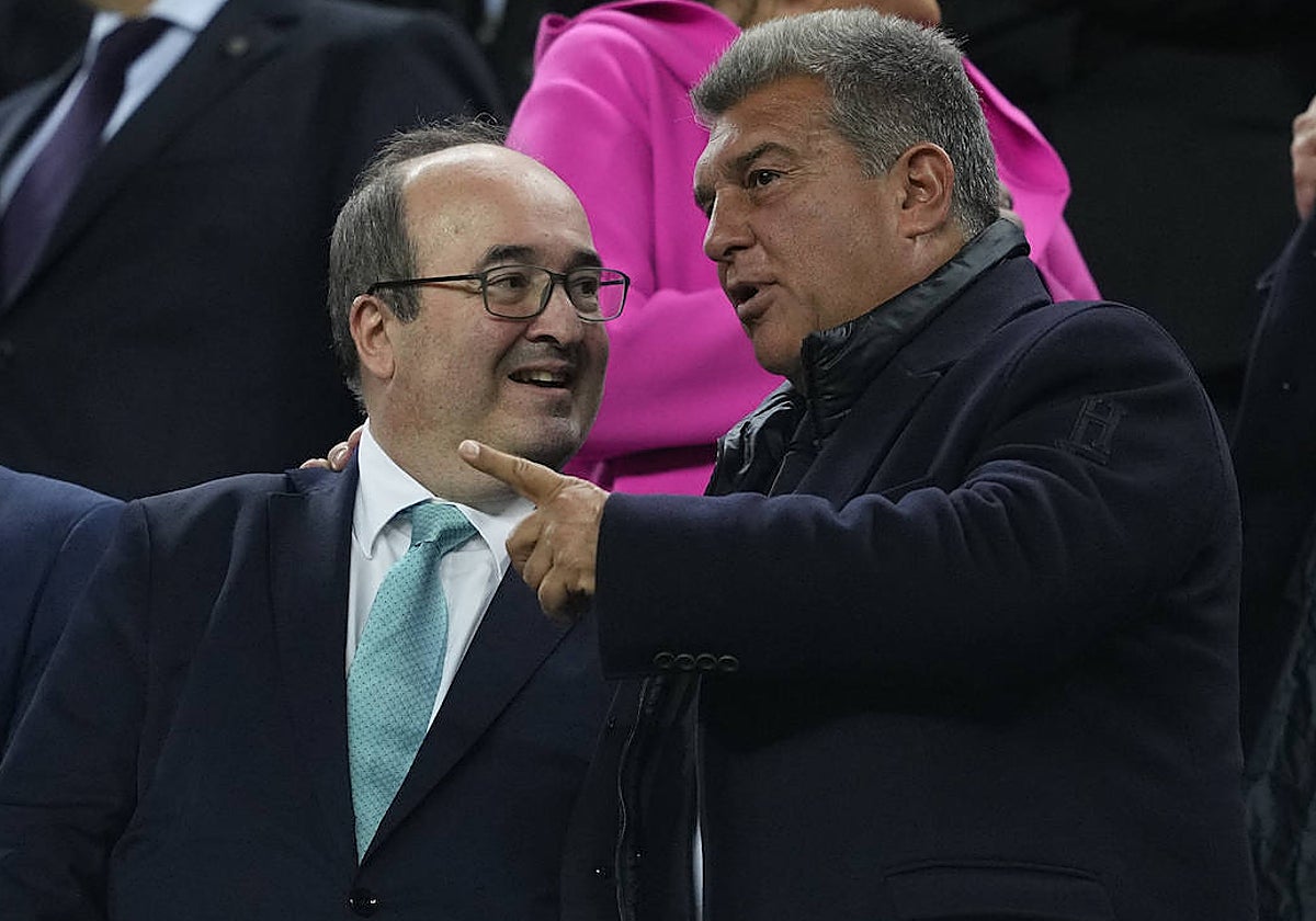 Laporta, presidente del Barça, con el Ministro de Cultura, Miquel Iceta, en el Camp Nou