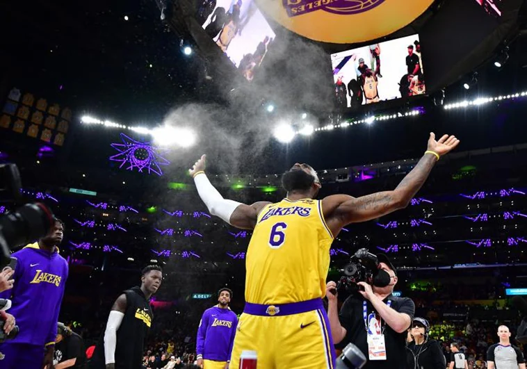 LeBron clasifica a los Lakers para los playoffs en un final de infarto frente a los Wolves