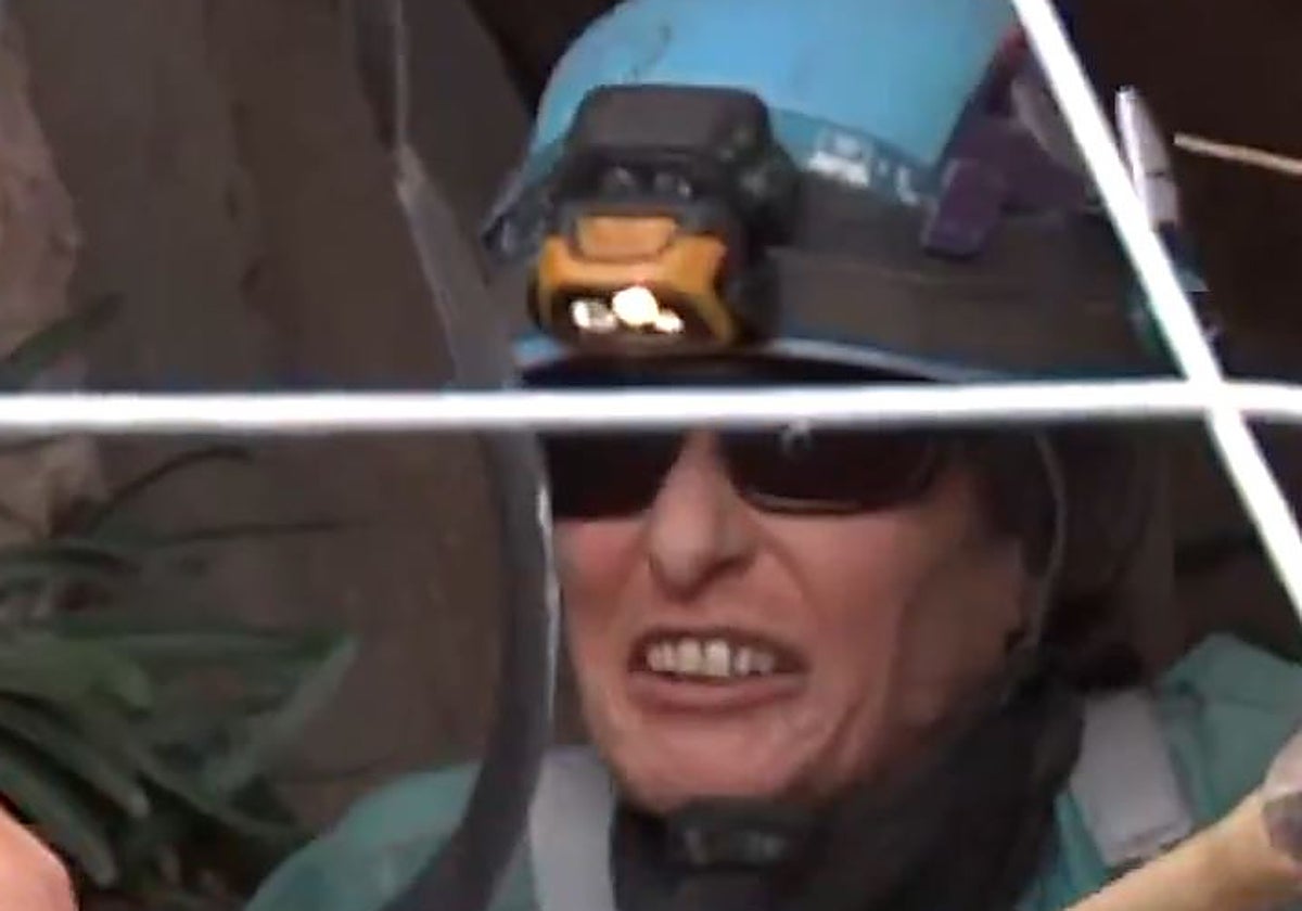 Beatriz Flamini en el momento en el que abandona la cueva donde ha estado 500 días