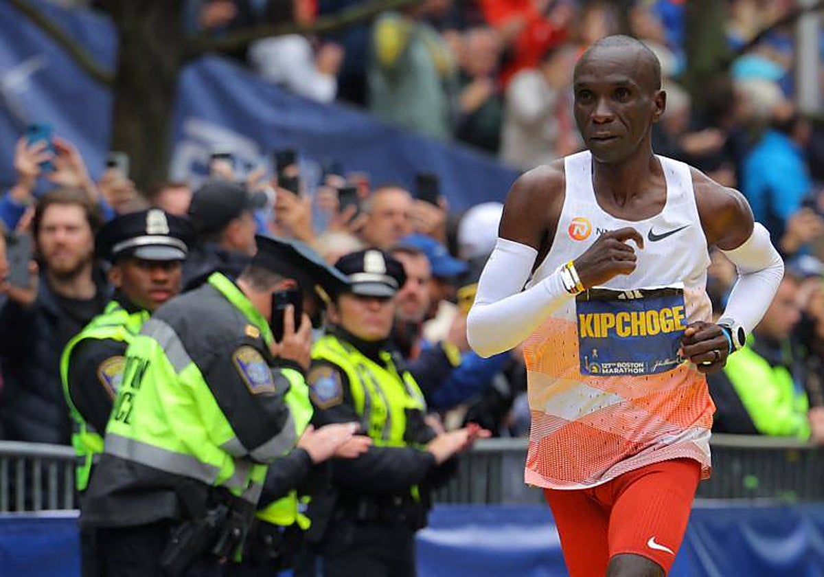 Eliud Kipchoge, en solitario durante la carrera