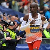 El maratón de Boston fulmina al astro Kipchoge