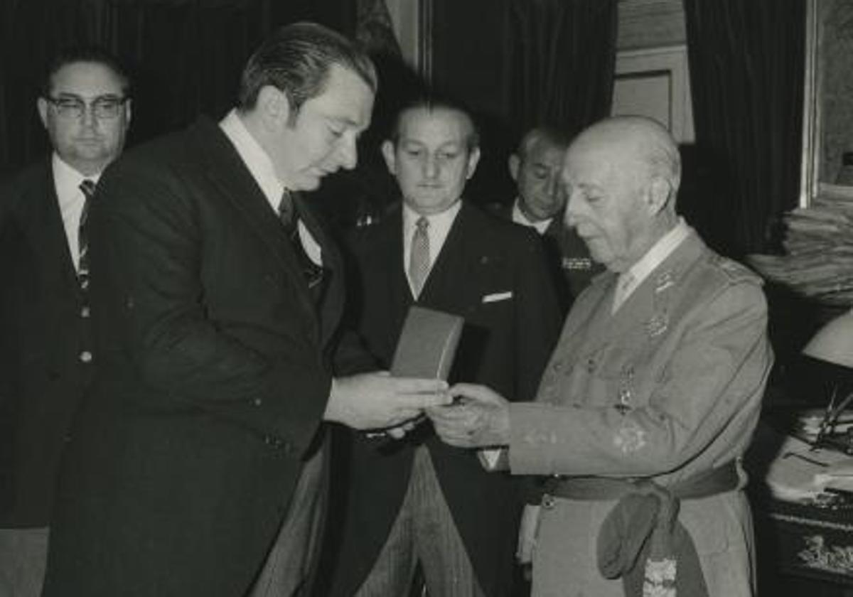 El presidente del Barcelona,Agustí Montal, entrega la medalla de oro del Barcelona a Francisco Franco