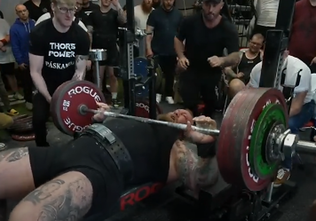 Imagen del momento en el que el actor 'La Montaña' se desgarra el pecho