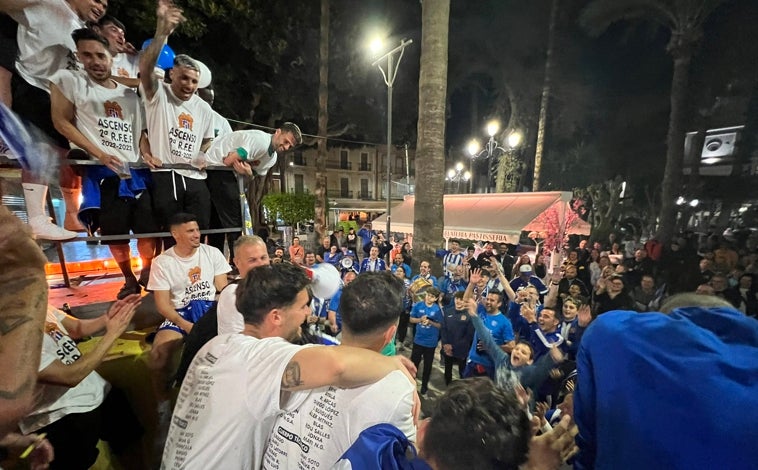 Imagen principal - El Águilas, campeón del grupo murciano; el Llerenense, sobre estas líneas, a la izquierda; y el CD Robres aragonés (a la derecha), tres de los equipos que ya han asegurado su presencia en la próxima edición de la Segunda División RFEF 