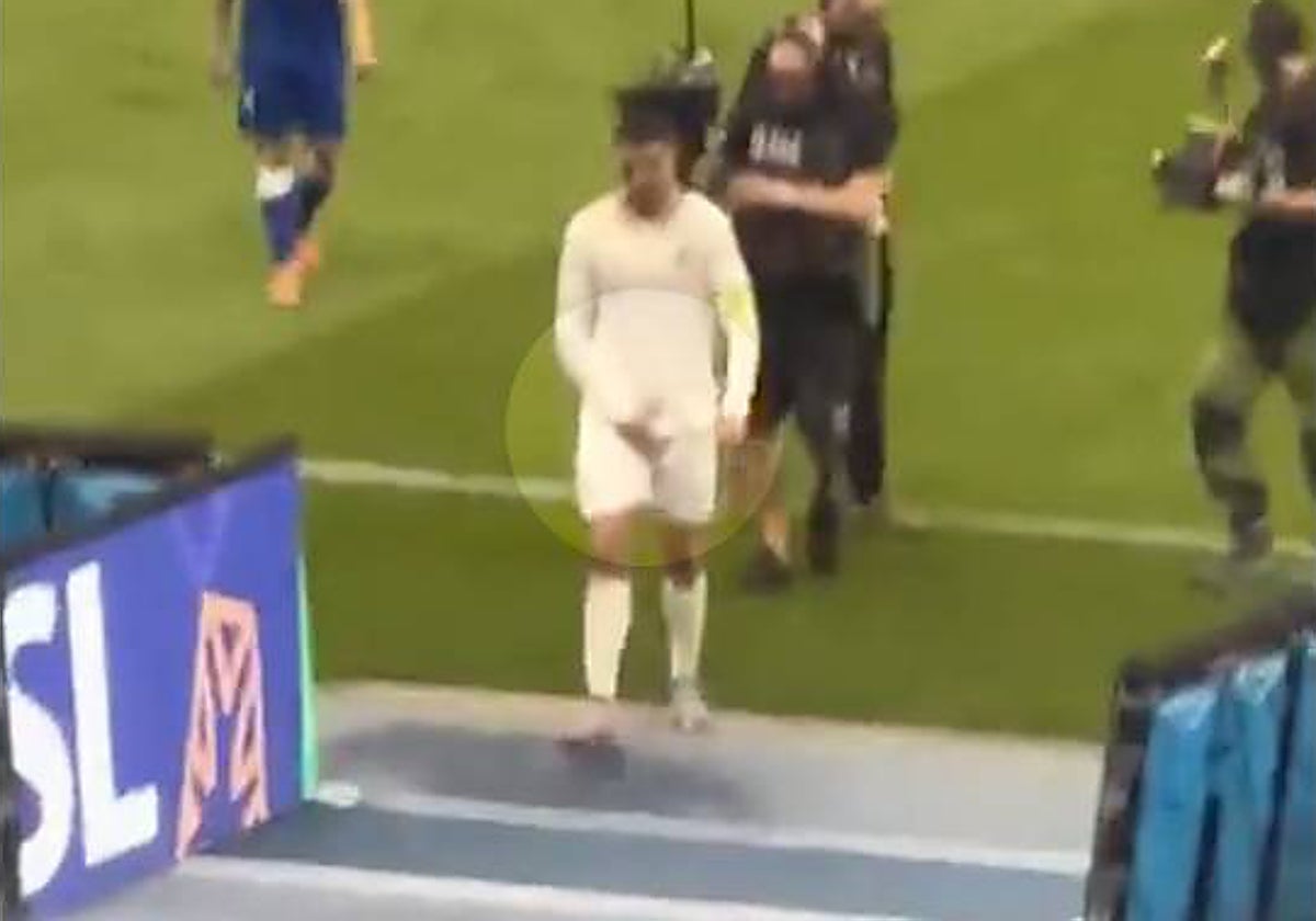 Cristiano se retira del campo desafiando a la afición local al agarrarse los genitales