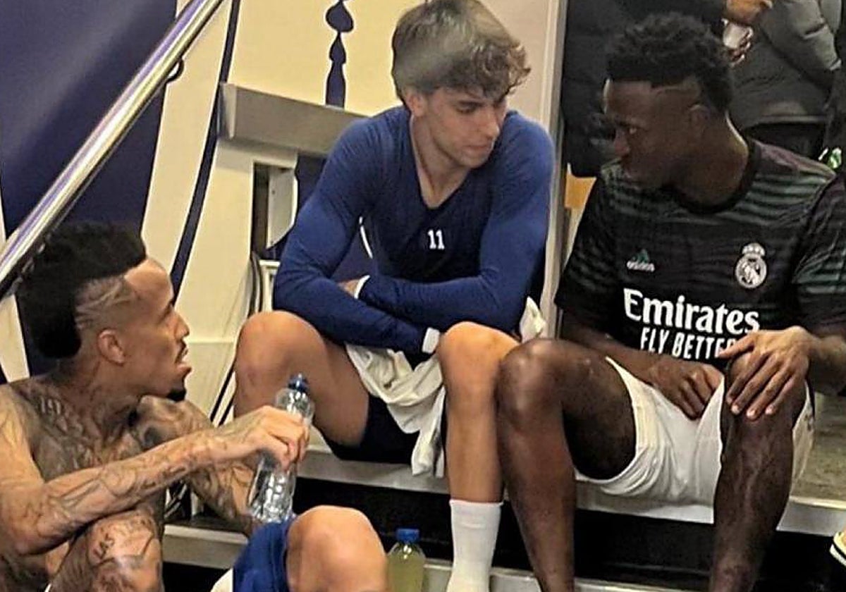 Joao Félix, dialogando con Vinicius y Militao al término del Chelsea-Real Madrid
