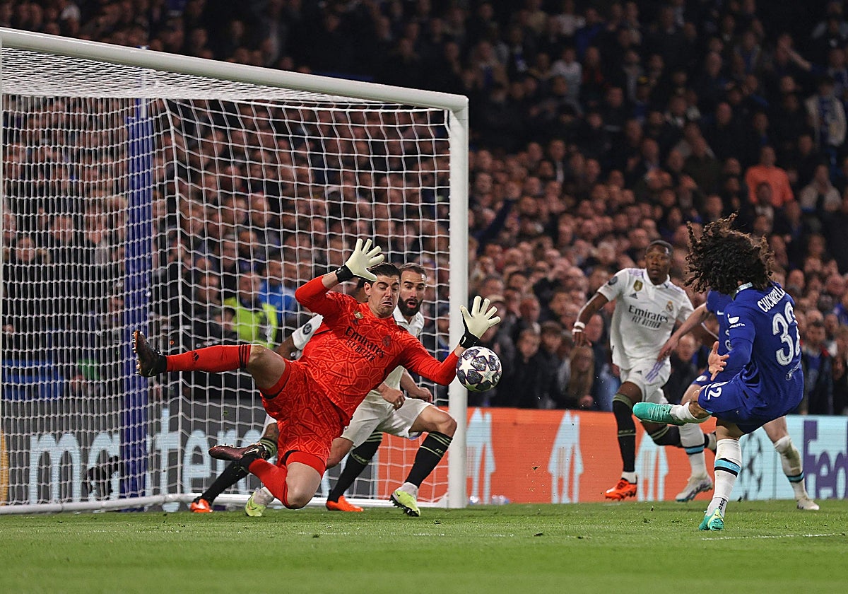 Courtois, en el momento de la parada a Cucurella