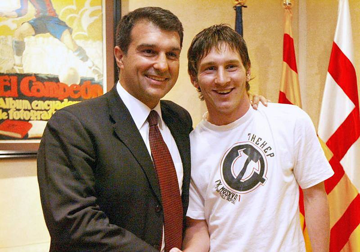 Laporta y Messi, en 2005, en una de las renovaciones del jugador