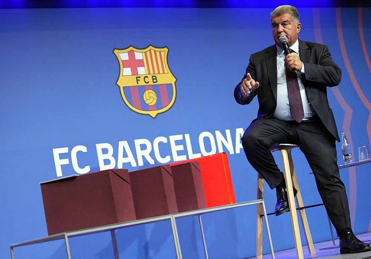 Joan Laporta, junto a las cajas rojas de su comparecencia del lunes por el caso Negreira.