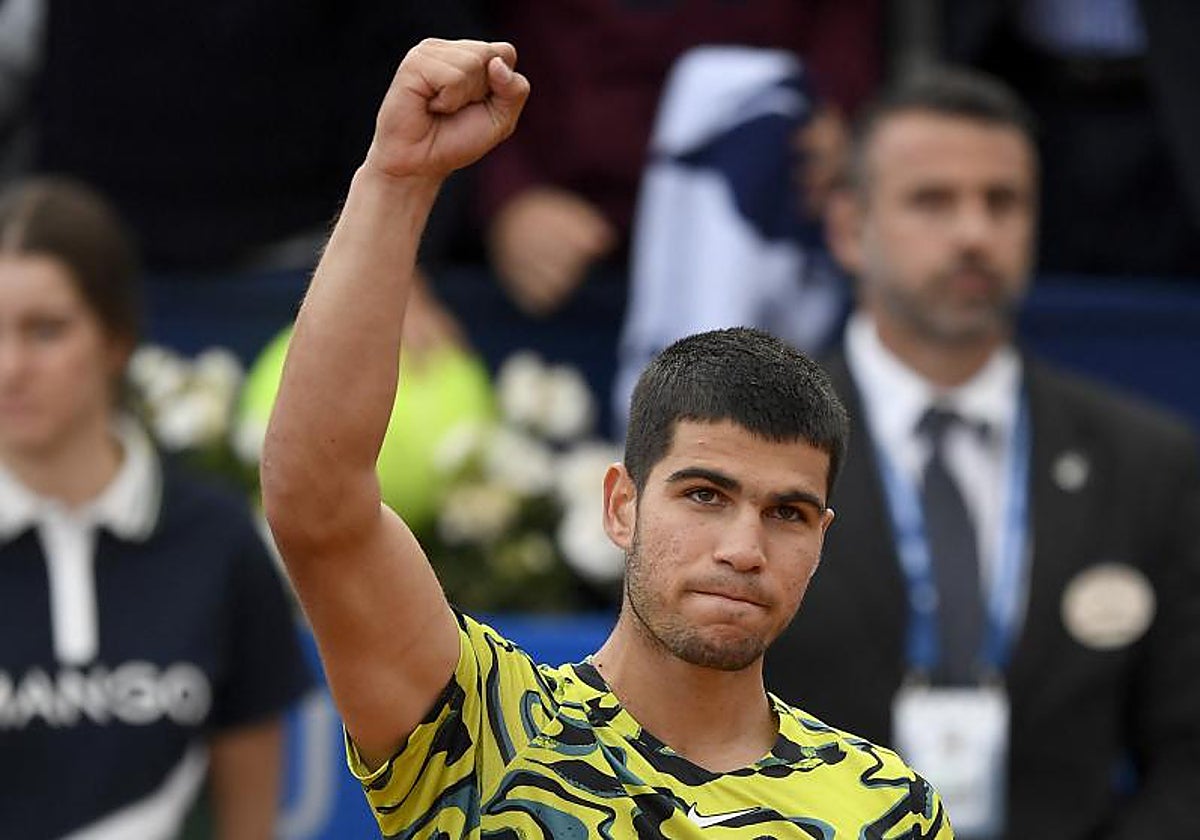 Alcaraz celebra su triunfo ante Bautista en el Conde de Godó