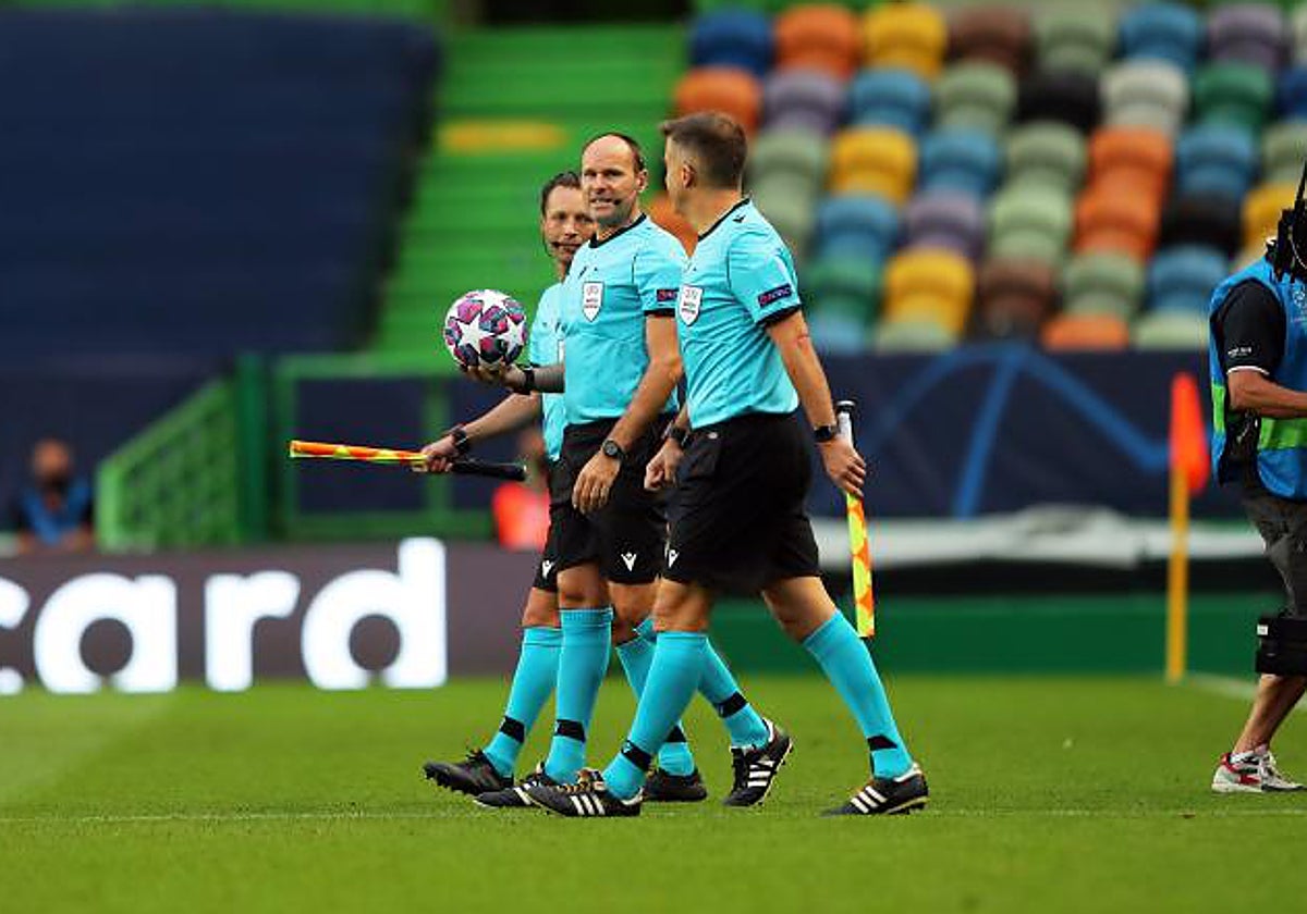Mateu Lahoz durante un partido de semifinales de la Champions League