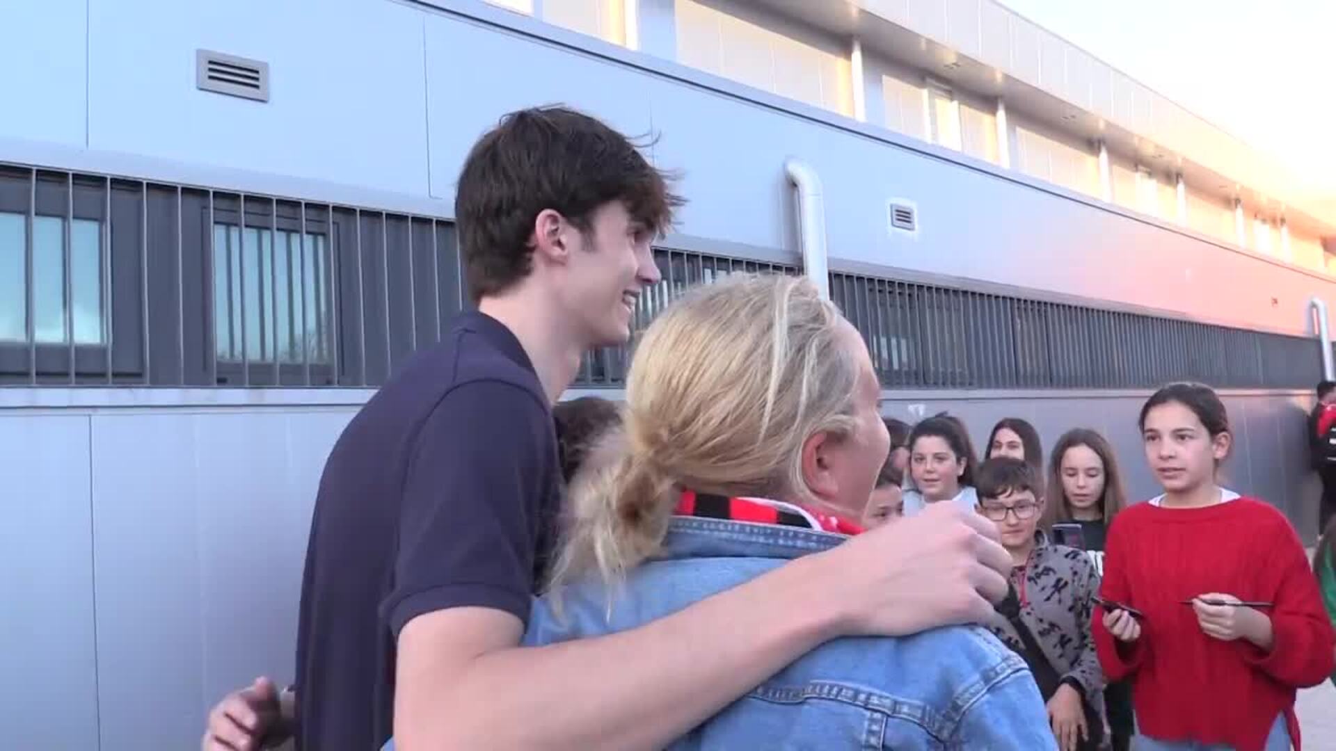 Pablo urdangarín se da un baño de masas a la salida del partido de balonmano. El joven firmó autógrafos, se hizo fotos con sus fans y todo con una sonrisa