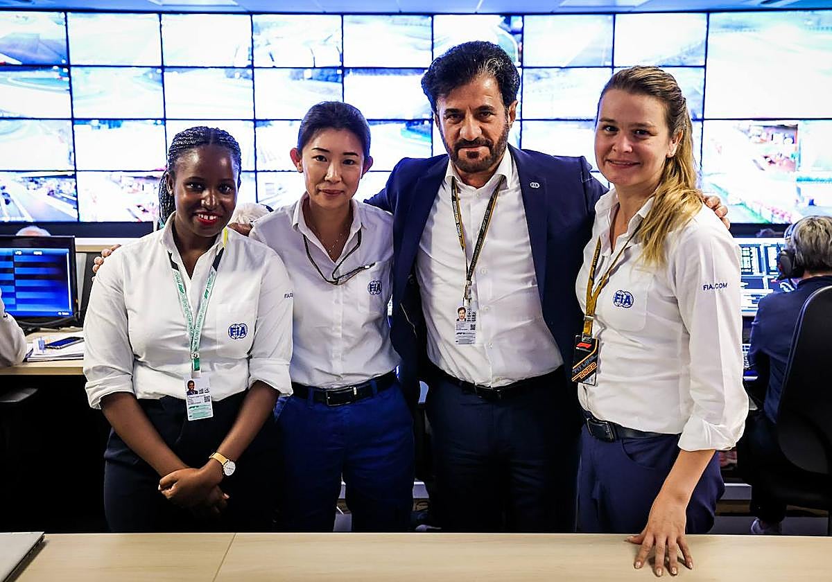 Mohamed Ben Sulayem, con tres oficiales de la FIA