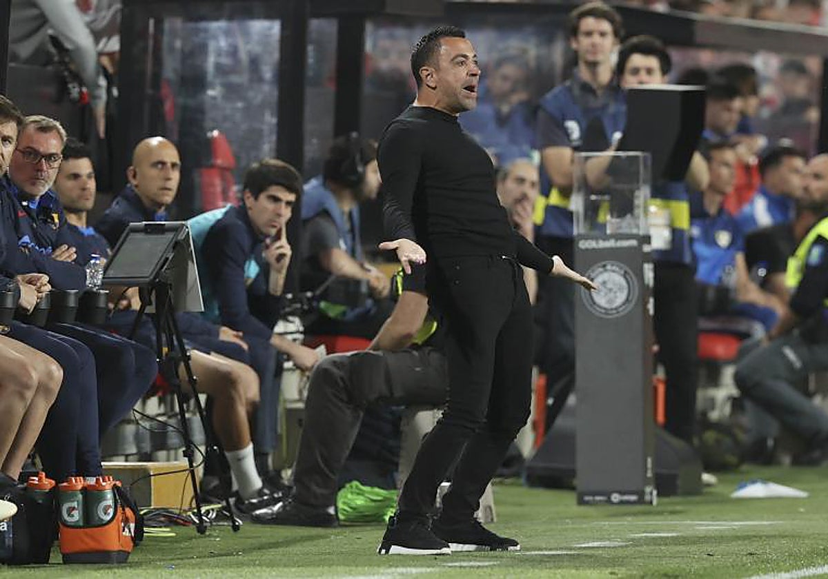 Xavi se lamenta tras una jugada fallada por su equipo