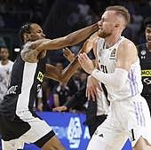 Una brutal pelea entre jugadores obliga a suspender el Real Madrid - Partizan