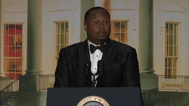 El cómico Roy Wood Jr. presenta la cena de corresponsales de la Casa Blanca en Washington