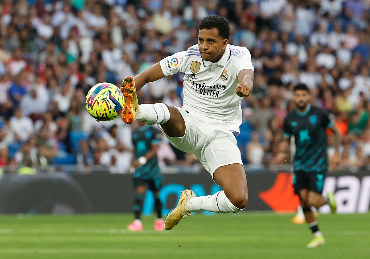 Rodrygo contrala un balón en la reciente victoria blanca ante el Almería