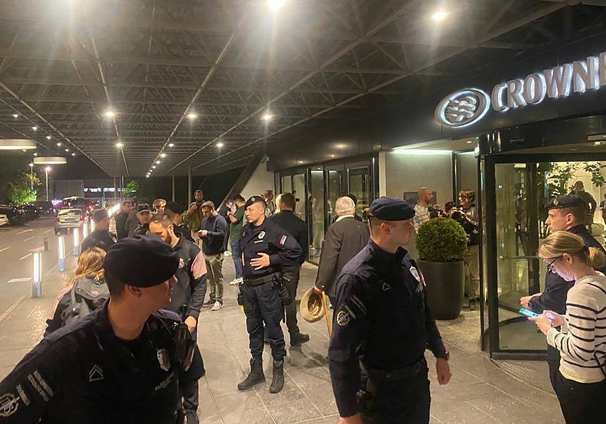 Policías serbios custodian la entrada del hotel del Madrid en Belgrado