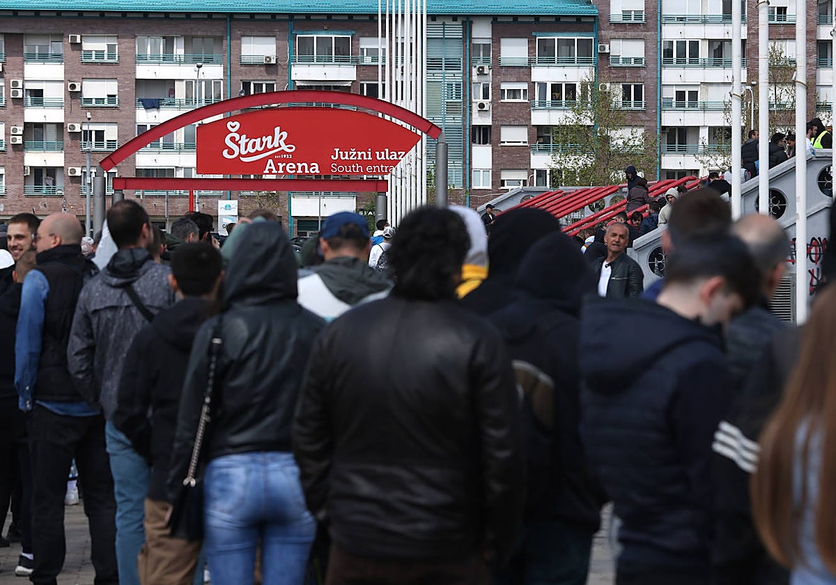Recibimiento caliente para el autobús del Real Madrid en el Stark Arena