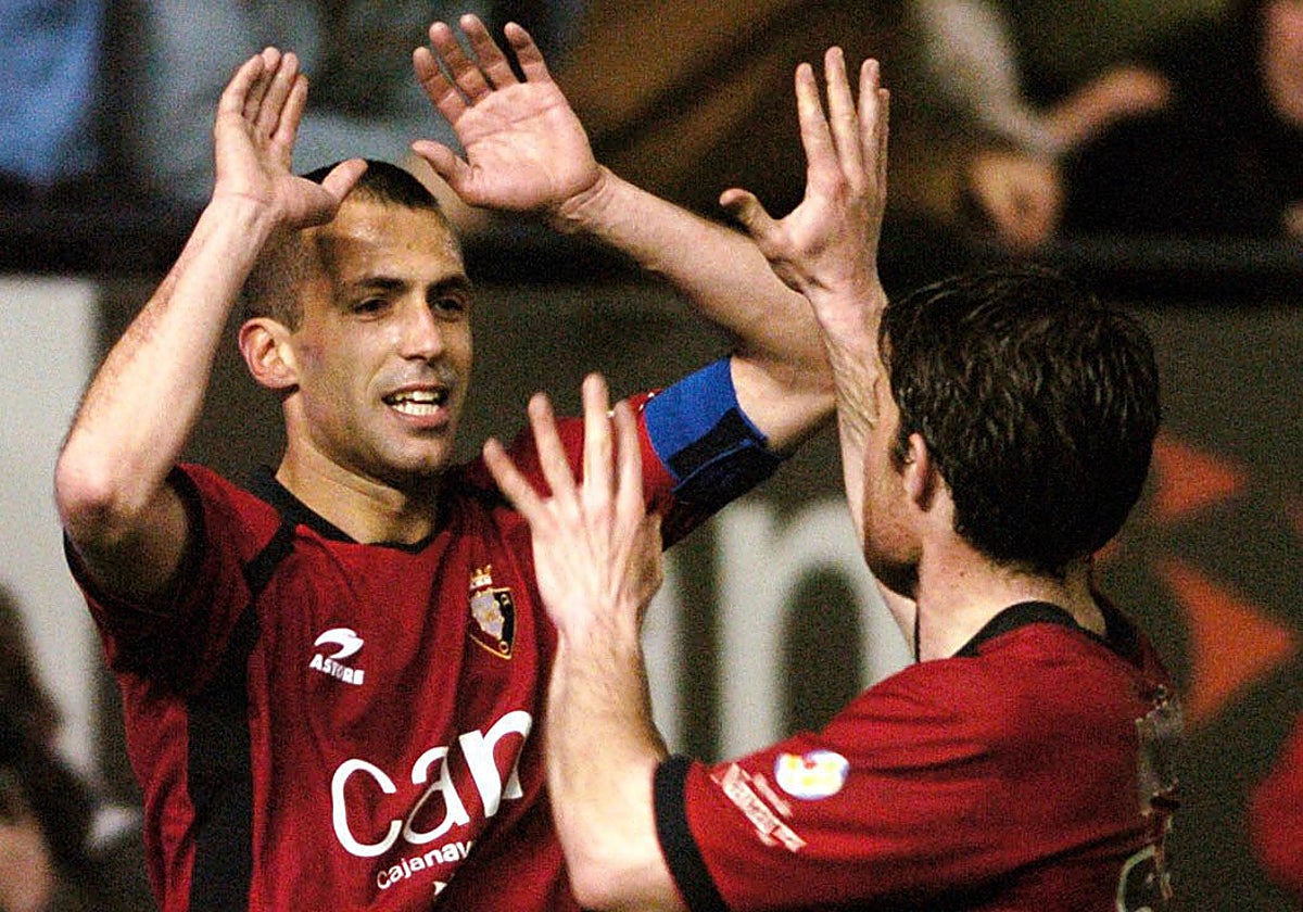 Puñal celebra un gol en El Sadar en su etapa de futbolista