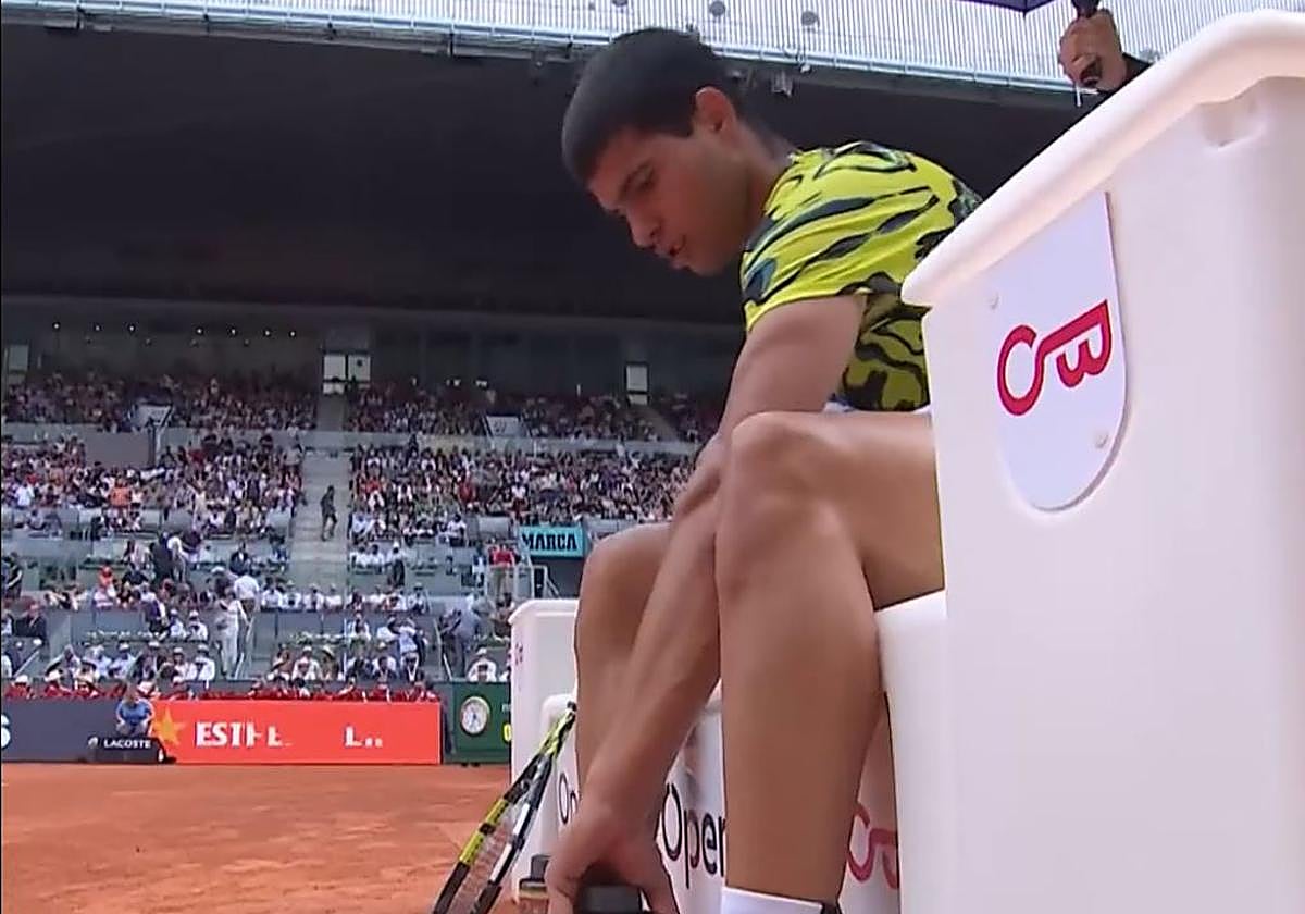 Alcaraz, en un descanso de su partido ante Khachanov